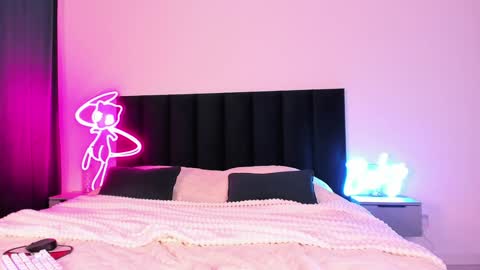 Snapshot of wowlovie666 chatting on 12/05/24, 11:18 Emi online show from 12/05/24, 11:18