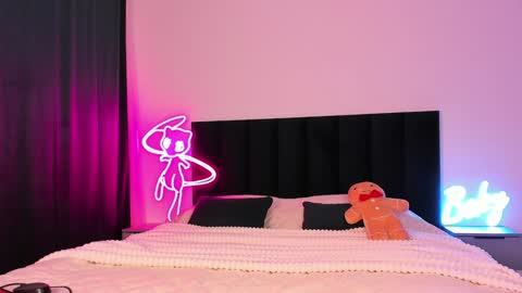 Snapshot of wowlovie666 chatting on 12/20/24, 02:08 Emi online show from 12/20/24, 02:08