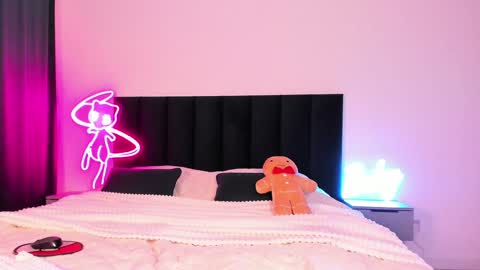 Snapshot of wowlovie666 chatting on 12/23/24, 05:06 Emi online show from 12/23/24, 05:06