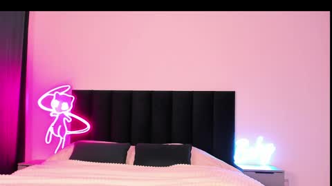 Snapshot of wowlovie666 chatting on 02/11/25, 07:02 Emi online show from 02/11/25, 07:02