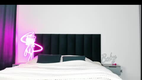 Snapshot of wowlovie666 chatting on 02/13/25, 04:00 Emi online show from 02/13/25, 04:00