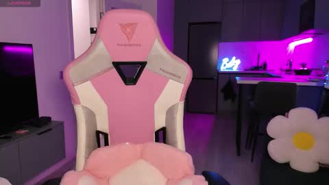 Snapshot of wowlovie666 chatting on 10/03/25, 04:04 Emi online show from 10/03/25, 04:04