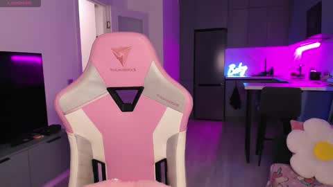 Snapshot of wowlovie666 chatting on 10/21/25, 04:08 Emi online show from 10/21/25, 04:08