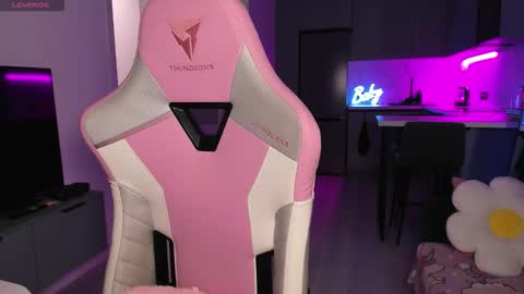 Snapshot of wowlovie666 chatting on 10/27/25, 06:01 Emi online show from 10/27/25, 06:01