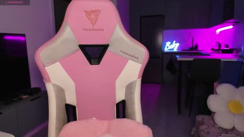 Snapshot of wowlovie666 chatting on 10/29/25, 08:10 Emi online show from 10/29/25, 08:10