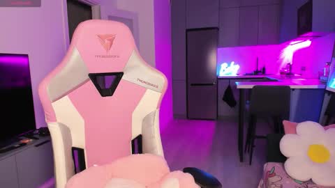 Snapshot of wowlovie666 chatting on 10/30/25, 04:08 Emi online show from 10/30/25, 04:08