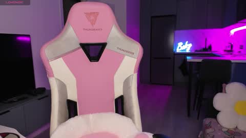 Snapshot of wowlovie666 chatting on 11/19/25, 04:29 Emi online show from 11/19/25, 04:29