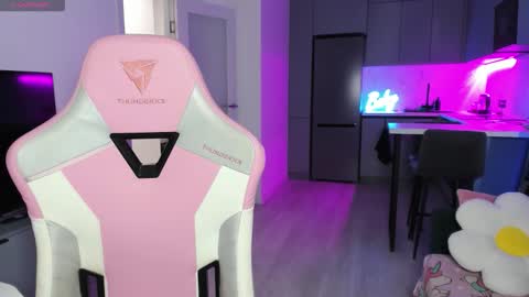 Snapshot of wowlovie666 chatting on 11/24/25, 06:07 Emi online show from 11/24/25, 06:07