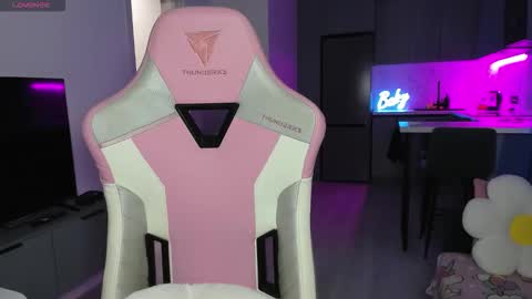 Snapshot of wowlovie666 chatting on 12/05/25, 04:03 Emi online show from 12/05/25, 04:03