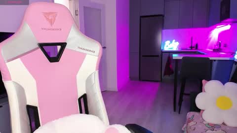 Snapshot of wowlovie666 chatting on 12/14/25, 04:12 Emi online show from 12/14/25, 04:12