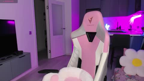 Snapshot of wowlovie666 chatting on 12/15/25, 04:11 Emi online show from 12/15/25, 04:11