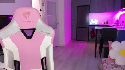 Snapshot of wowlovie666 chatting on 12/17/25, 04:02 Emi online show from 12/17/25, 04:02