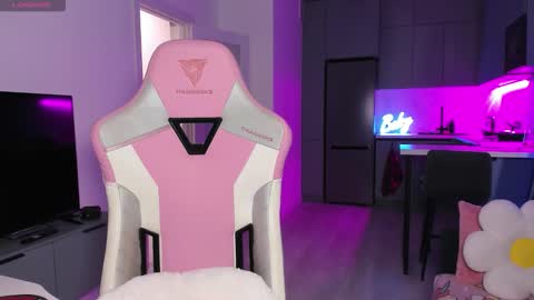 Snapshot of wowlovie666 chatting on 12/18/25, 04:02 Emi online show from 12/18/25, 04:02