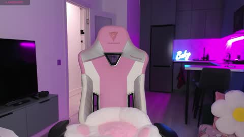 Snapshot of wowlovie666 chatting on 12/19/25, 04:03 Emi online show from 12/19/25, 04:03