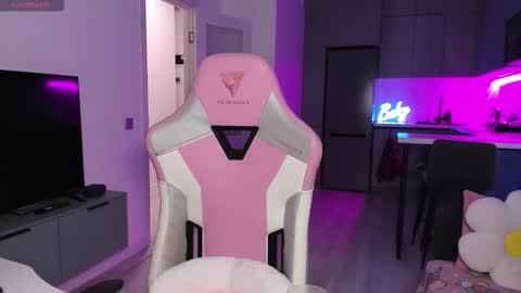 Snapshot of wowlovie666 chatting on 12/20/25, 04:03 Emi online show from 12/20/25, 04:03