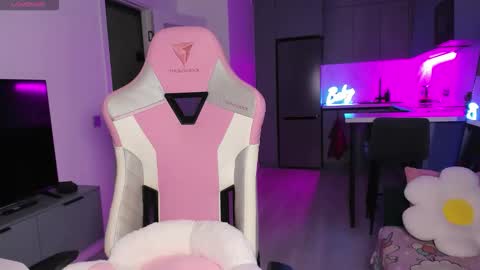 Snapshot of wowlovie666 chatting on 12/22/25, 04:04 Emi online show from 12/22/25, 04:04