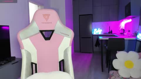 Snapshot of wowlovie666 chatting on 01/06/26, 05:05 Emi online show from 01/06/26, 05:05