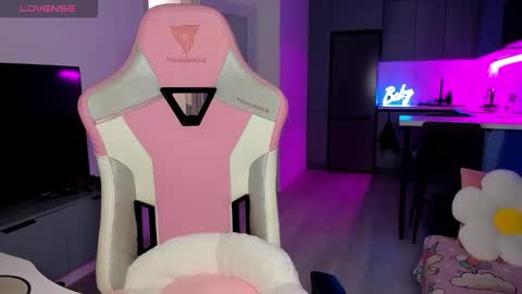 Snapshot of wowlovie666 chatting on 01/12/26, 06:02 Emi online show from 01/12/26, 06:02