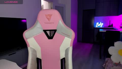 Snapshot of wowlovie666 chatting on 02/10/26, 05:11 Emi online show from 02/10/26, 05:11