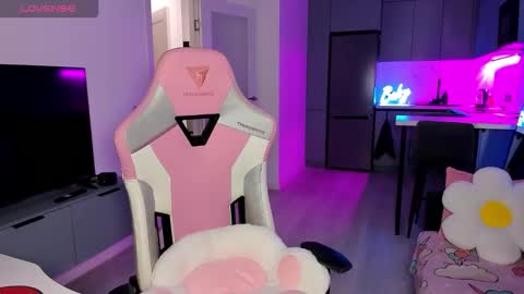 Snapshot of wowlovie666 chatting on 02/13/26, 04:08 Emi online show from 02/13/26, 04:08