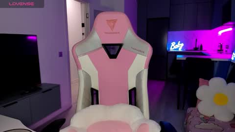 Snapshot of wowlovie666 chatting on 02/14/26, 04:09 Emi online show from 02/14/26, 04:09