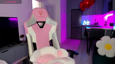 Snapshot of wowlovie666 chatting on 02/17/26, 04:09 Emi online show from 02/17/26, 04:09