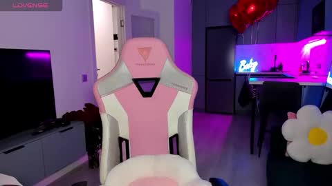 Snapshot of wowlovie666 chatting on 02/18/26, 04:08 Emi online show from 02/18/26, 04:08