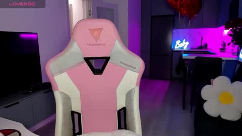 Snapshot of wowlovie666 chatting on 02/21/26, 04:13 Emi online show from 02/21/26, 04:13