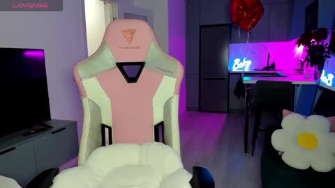 Snapshot of wowlovie666 chatting on 02/24/26, 04:10 Emi online show from 02/24/26, 04:10