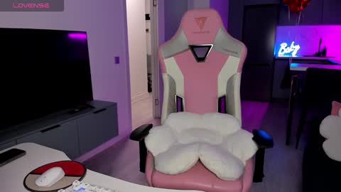 Snapshot of wowlovie666 chatting on 02/25/26, 04:11 Emi online show from 02/25/26, 04:11