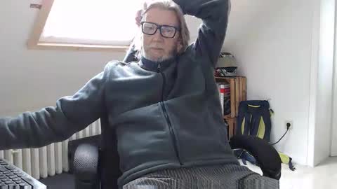 WyattEarp64 online show from 11/18/25, 12:42