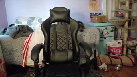 Snapshot of wyattfans_ chatting on 10/23/25, 07:56 Wyatt online show from 10/23/25, 07:56