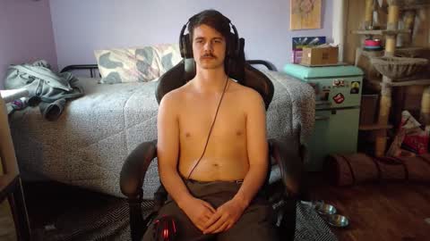 Snapshot of wyattfans_ chatting on 11/18/25, 10:14 Wyatt online show from 11/18/25, 10:14