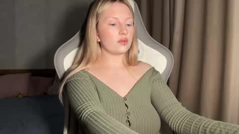 Snapshot of x__ivy_x chatting on 11/25/25, 05:13 eva online show from 11/25/25, 05:13