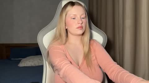 Snapshot of x__ivy_x chatting on 11/30/25, 04:33 eva online show from 11/30/25, 04:33