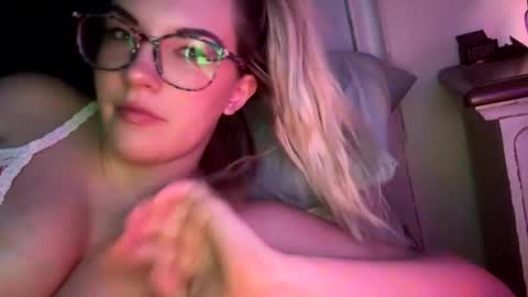 Snapshot of x_dreamgirl_x chatting on 12/12/24, 03:43 Mariah online show from 12/12/24, 03:43