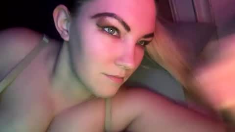 Snapshot of x_dreamgirl_x chatting on 12/18/24, 04:42 Mariah online show from 12/18/24, 04:42