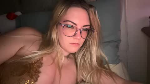 Snapshot of x_dreamgirl_x chatting on 02/09/25, 08:22 Mariah online show from 02/09/25, 08:22