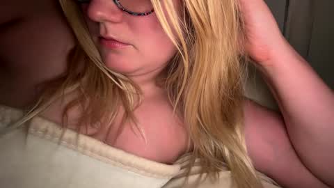 Snapshot of x_dreamgirl_x chatting on 10/19/25, 10:38 Mariah online show from 10/19/25, 10:38