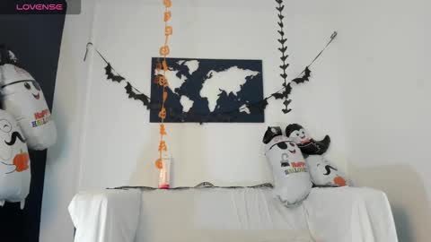 xaanderGrey online show from 10/31/25, 11:11