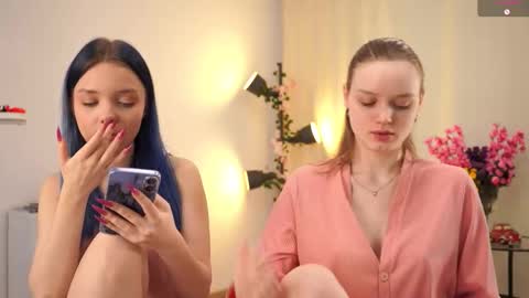 Luna and Lina online show from 11/09/25, 04:22