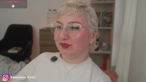 Snapshot of ximenna_cruz_ chatting on 11/25/25, 09:26 Xime Independent Artist online show from 11/25/25, 09:26