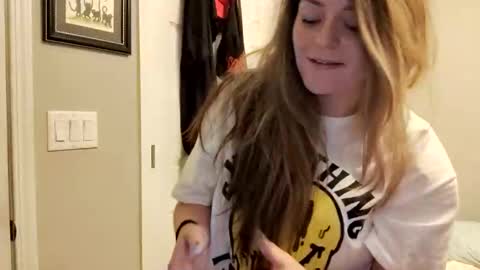 Snapshot of xkittymeowz chatting on 11/18/25, 07:57 xkittymeowz online show from 11/18/25, 07:57