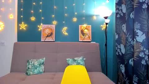 Snapshot of xloe_queen chatting on 12/17/24, 08:23 Chloe online show from 12/17/24, 08:23