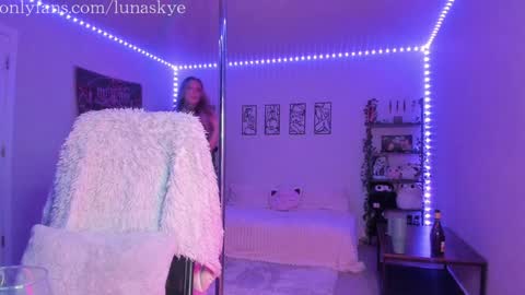   online show from 11/12/25, 07:53