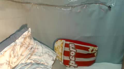 Maxie online show from 12/22/25, 12:07