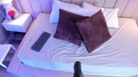 Snapshot of xolara chatting on 04/12/26, 11:48 Xolara online show from 04/12/26, 11:48