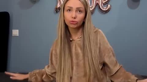 Snapshot of xsexycouples chatting on 02/25/25, 10:39 AnnaMaee online show from 02/25/25, 10:39