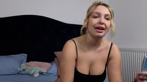 Snapshot of xsexycouples chatting on 11/10/25, 10:09 AnnaMaee online show from 11/10/25, 10:09