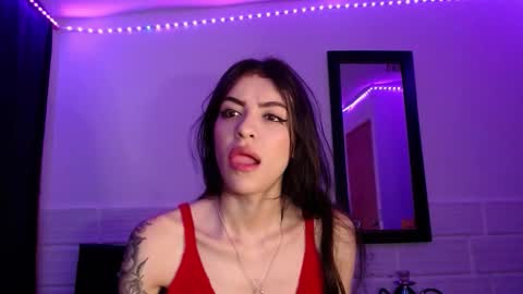 Snapshot of xx_johnson_xx chatting on 11/11/25, 02:55 VALE online show from 11/11/25, 02:55